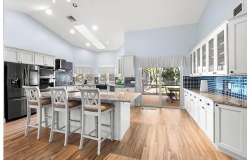 Greenview Shores House | Stylish Poolside Haven in Wellington near WEF