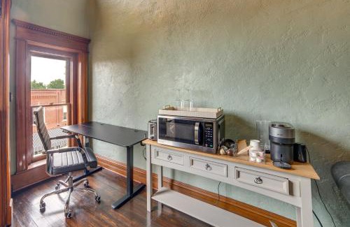 Marshall Apartment | Stylish Private Balcony Downtown Marshall Studio!