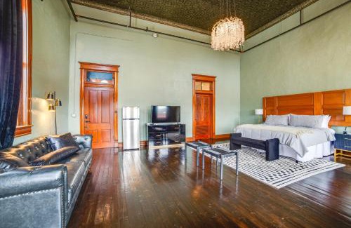 Marshall Apartment | Stylish Private Balcony Downtown Marshall Studio!