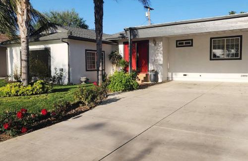 Granada Hills South House | Stylish Ranch with Gorgeous Swimming Pool & Piano