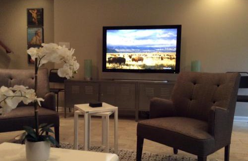 Truxton Circle Apartment | Stylish Renovated Flat, Central, Walk to DC Sights
