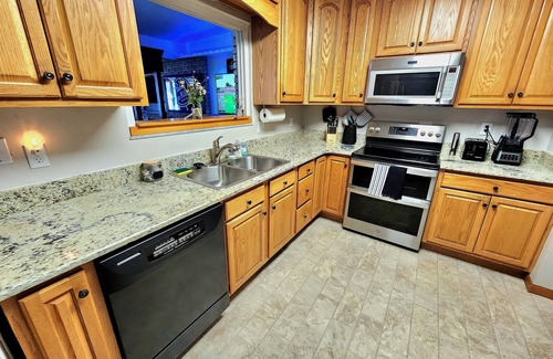 Beavercreek House | Stylish Retreat: Hot Tub, Spa, Massage Chair, Arcade, PinballnWPAFB Museum