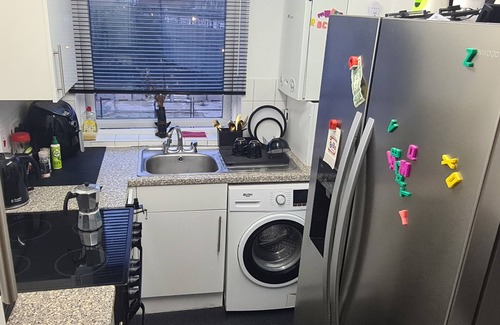 Kingsbury Apartment | Stylish room, Kingsize bed, 1 stop from Wembley stadium, elegant remote blinds