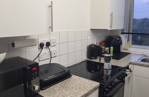 Kingsbury Apartment | Stylish room, Kingsize bed, 1 stop from Wembley stadium, elegant remote blinds
