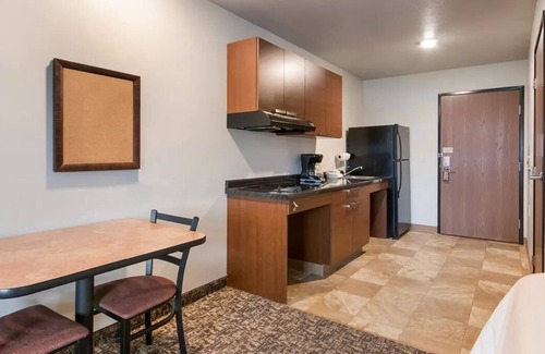 Shakopee Hotel | Stylish Room w/Kitchen Just Minutes from Valleyfair Park!