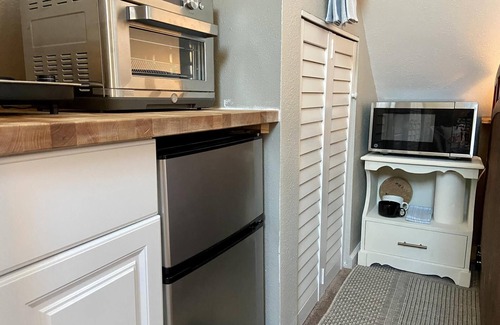 El Granada Apartment | Stylish Seaside Cottage - Walking to Beach