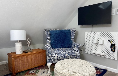 El Granada Apartment | Stylish Seaside Cottage - Walking to Beach