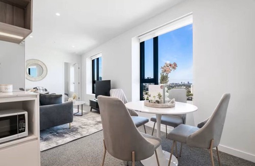 Southbank Apartment | Stylish Southbank 2bd Epic Views Rooftop Gym, Pool