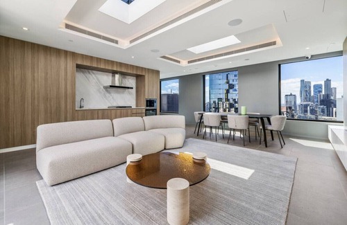 Southbank Apartment | Stylish Southbank 2bd Epic Views Rooftop Gym, Pool