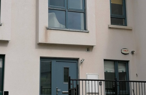 Malahide House | Stylish, spacious, 2 bed Malahide apartment with sea view from bedroom