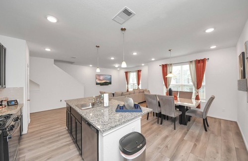 Spring Branch West House | Stylish & Spacious 2BR Gem W/King Suite Sleeps 6
