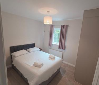 Roscoe Apartment | Stylish Spacious 4 Bedroom House