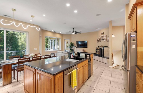 Groveland House | Stylish & spacious 6-bedroom house with game room near lake & Yosemite