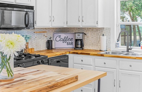 North End House | Stylish, spacious & centrally located! Fully furnished, 2 bed + 2 bath + office!