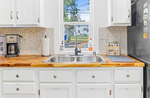 North End House | Stylish, spacious & centrally located! Fully furnished, 2 bed + 2 bath + office!