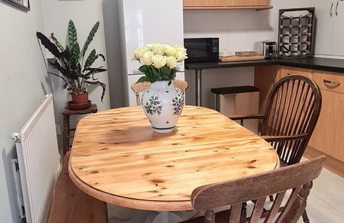 Winchester House | Stylish & spacious townhouse in Winchester's best location! Free parking x 2