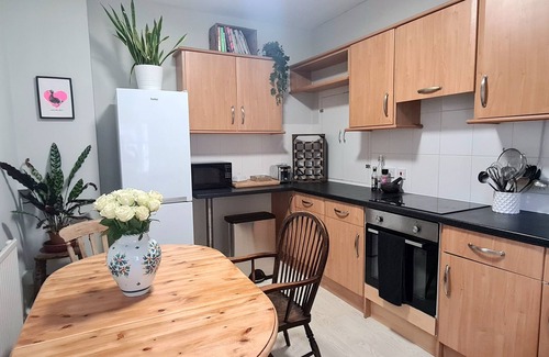 Winchester House | Stylish & spacious townhouse in Winchester's best location! Free parking x 2