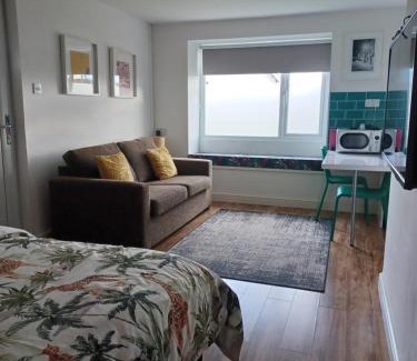 Fairwater Apartment | Stylish studio bungalow, close to Cardiff Centre