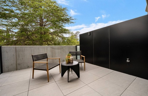 Braddon Apartment | Stylish Studio in Braddon with Communal Area