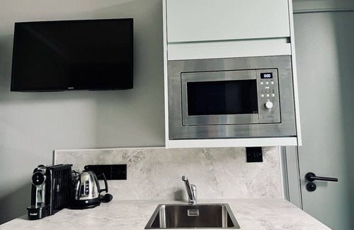 Innerleithen Apartment | Stylish studio room, king, en-suite & kitchenette (room 3)