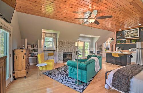 Saratoga Springs Apartment | Stylish Studio with Fireplace about 3 Mi From Dtwn!