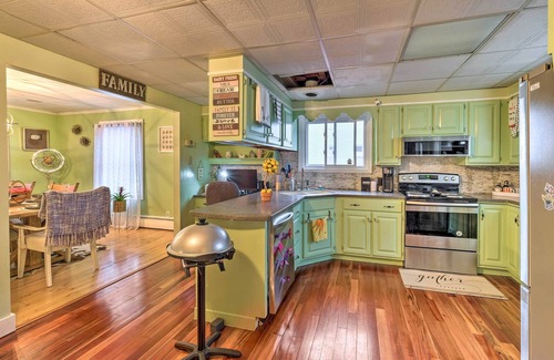 Johnstown House | Stylish Suburban Getaway, 10 Miles to Royal Mtn!