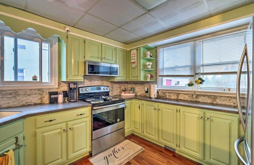 Johnstown House | Stylish Suburban Getaway, 10 Miles to Royal Mtn!