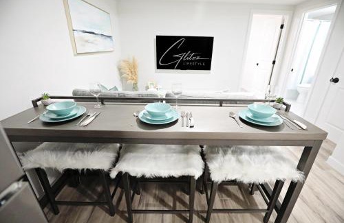 Southwest Edmonton House | Stylish Suite With King Bed,Long Stays,Disney+,Airport