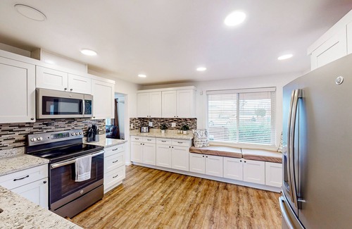 Soap Lake House | Stylish & sunny lake home with large patio - near beach access & hiking trails