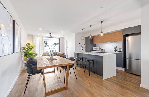 Spring Hill Apartment | Stylish & Superb! 2bed/2bath/1car~ Walk to CBD