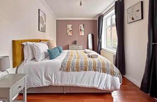 Rickmansworth Apartment | Stylish Town Centre Apartment, ALLOCATED FREE PARKING SPACE, RICKMANSWORTH HIGH STREET, Modern Decor, Juliet Balcony, Walking Distance to Rickmansworth Station Metropolitan Line