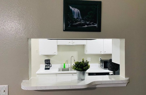 West Arlington House | Stylish Townhome 7 mins to AT&T Stadium 1 king bed and 1 Queen Bed free Wifi