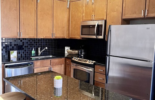 First Ward House | Stylish Townhouse In Uptown/1BD Luxury w/City Views/Free Parking & WiFi