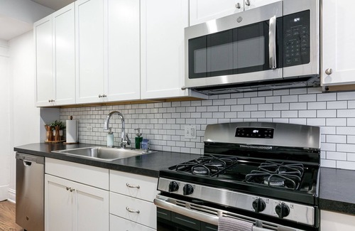 Wrigleyville Apartment | Stylish Two Bedroom - A block from Wrigley Field