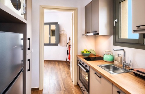 Pyrgos Apartment | Stylish two bedroom apartment with outdoor Hot Tub and private parking