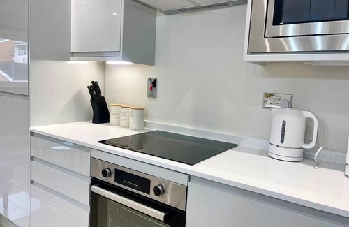 Century Wharf Apartment | Stylish Urban Escape Cardiff Bay Free Parking