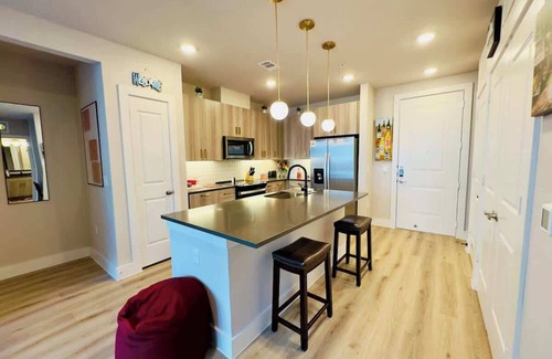 McNeil Apartment | Stylish Vibrant Unit Near Domain | Pool & Gym