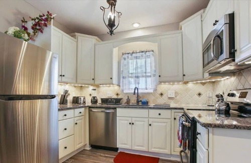 Pittston House | Stylish Victorian Oasis Great Location 2 Queen Beds close to Airport