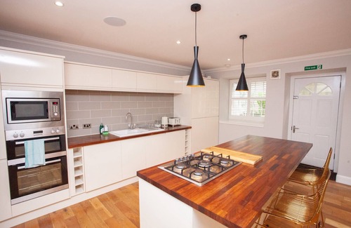 Kelvinbridge Condo | Stylish West End Flat in Glasgow