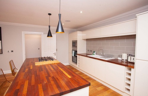 Kelvinbridge Condo | Stylish West End Flat in Glasgow