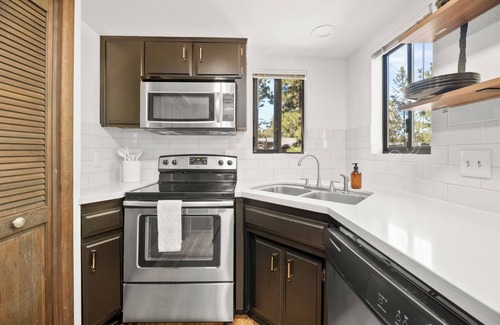 Meadowbrook Estates Cabin | StylishCabin, HotTub,FirePit,GameRm, 10Beds,EV,BBQ