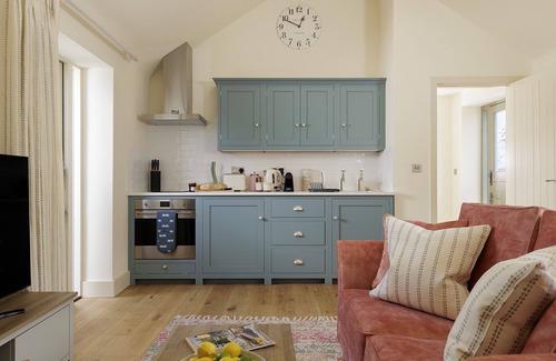 Burford Cottage | Stylishly dog friendly with hot tub - The Mews at Sturt Farm Courtyard