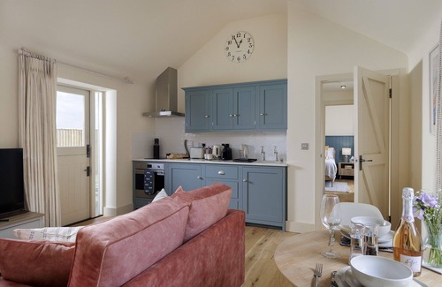 Burford Cottage | Stylishly dog friendly with hot tub - The Mews at Sturt Farm Courtyard