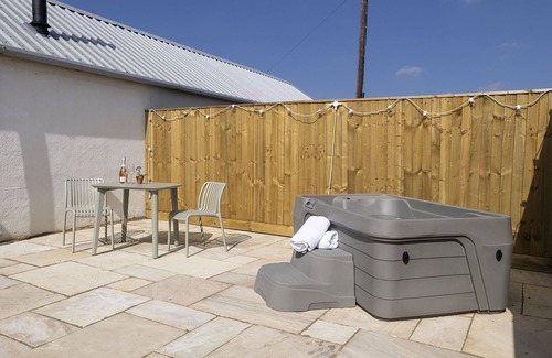 Burford Cottage | Stylishly dog friendly with hot tub - The Mews at Sturt Farm Courtyard