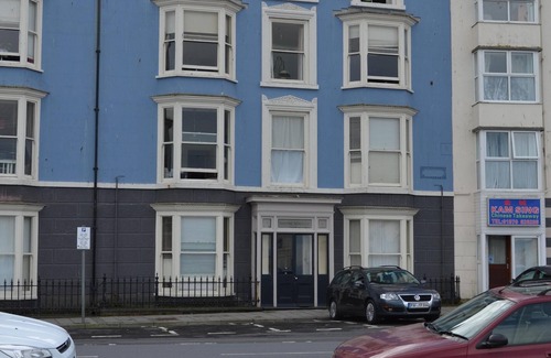Aberystwyth Apartment | Stylishly furnished apartment facing the sea in Mid Wales