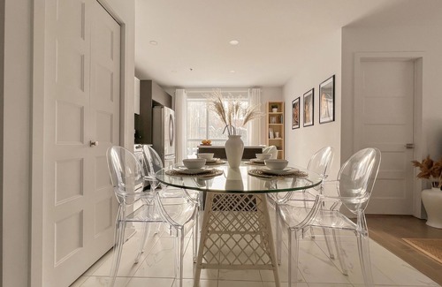 Cote-Des-Neiges—Notre-Dame-De-Grace Apartment | Stylist Brand New Boho*King bed*Parking*Gym