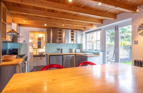 West Ashling House | Stylist Split Level 2 Bed with Parking