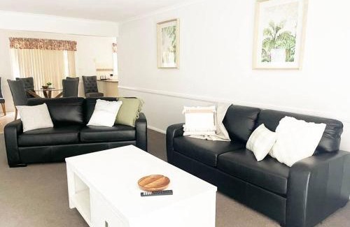 Kooringal House | Suburban Bliss - Elegant Villa 2