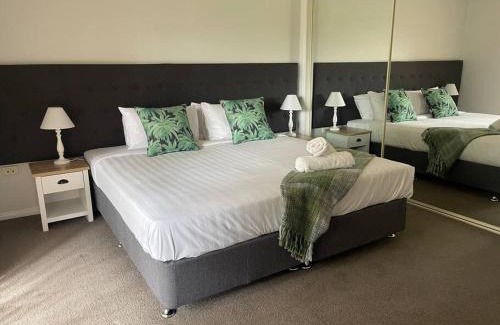 Kooringal House | Suburban Bliss - Elegant Villa 2