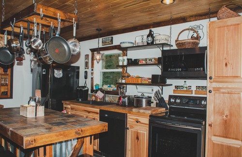 Warrensville Cabin | Sugar Tree Lodge - Secluded Cabin near West Jefferson, Boone and Blowing Rock
